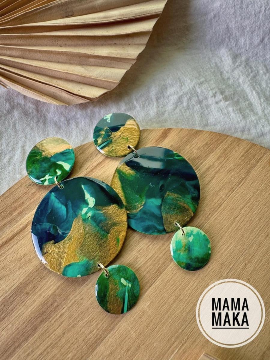 Creazione di gioielli artigianali dipinti a mano con carte pregiate e resina sottile Mama Maka.