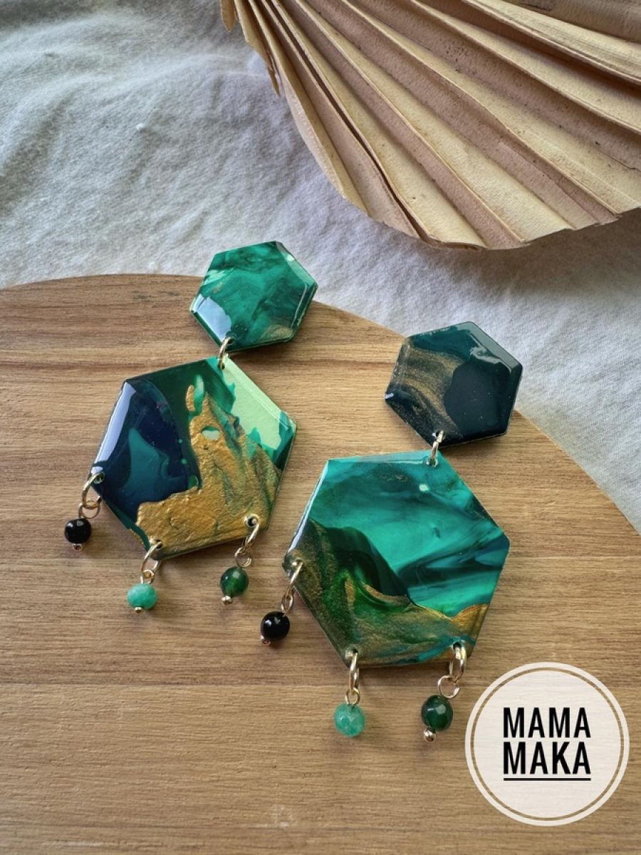 Orecchini artigianali Mama Maka ultraleggeri in carta e resina per lobi forati che fanno male.